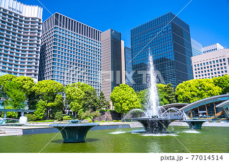 《東京都》新緑の丸の内オフィス街・和田倉噴水公園 77014514