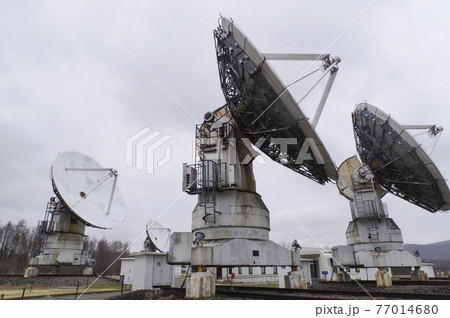 電波望遠鏡が並ぶ野辺山の天文台 77014680