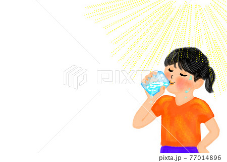 冷たいの飲み物で水分補給する女の子のイメージイラスト。 77014896