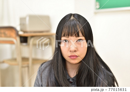 教室で生徒の相談に乗る女教師の表情2 77015631