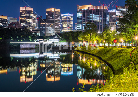 《東京都》丸の内オフィス街・新緑の桜田濠《夜景》 77015639