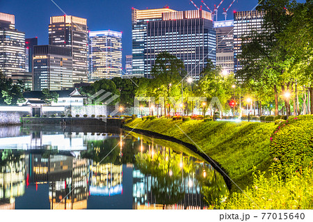 《東京都》丸の内オフィス街・新緑の桜田濠《夜景》 《東京都》丸の内オフィス街・新緑の桜田濠《夜景》 77015640