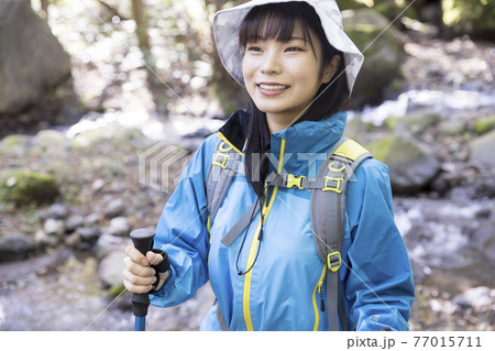 山道を歩く若い女性 トレッキングイメージ 山道を歩く若い女性 トレッキングイメージ 77015711