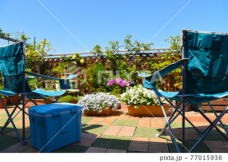 ルーフバルコニーにアウトドアチェア＆クーラーボックス　植物を眺めて、休日のリラックスタイム　 77015936
