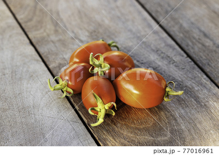 Fresh red tomatoes on vintage wooden table, selective focus Fresh red tomatoes on vintage wooden table, selective focus 77016961