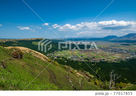 初夏の青空に浮かぶ白い雲の阿蘇の風景 77017855