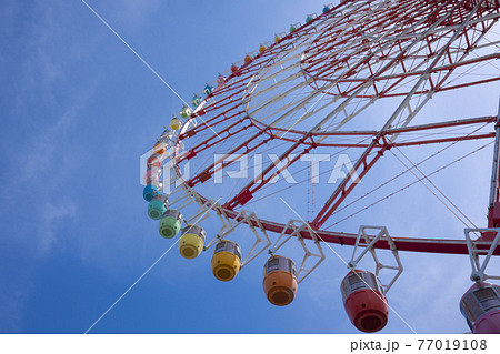 メルヘンチックな遊園地の大観覧車 77019108
