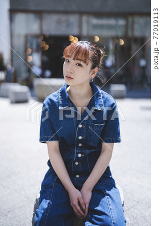 街を散策する女性 77019113