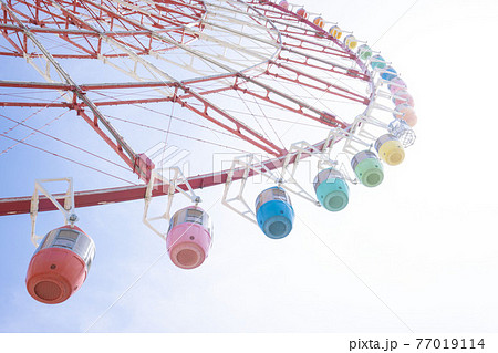 メルヘンチックな遊園地の大観覧車 77019114