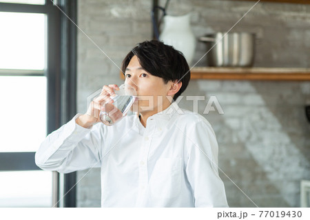 コップの水を飲む男性の写真素材 [77019430] - PIXTA