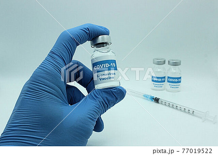 【コロナウイルス・ワクチン・予防接種等に関する記事のサムネイルに】コロナワクチンのバイアル瓶と注射器 77019522