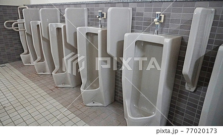 トイレのある風景＜04＞（公衆トイレの男子小便器） 77020173