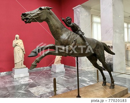 ギリシャ アテネ国立考古学博物館 馬に乗る少年 左側の写真素材