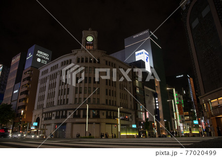 日本の東京都市景観 3度目の宣言初日。20時を過ぎ暗闇に包まれる銀座四丁目交差点=4月25日 日本の東京都市景観 3度目の宣言初日。20時を過ぎ暗闇に包まれる銀座四丁目交差点=4月25日 77020499