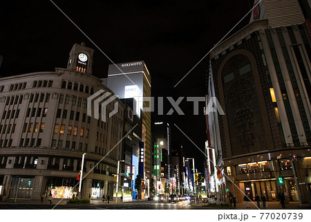 日本の東京都市景観 3度目の宣言初日。20時、暗闇に包まれる銀座四丁目交差点＝4月25日 77020739