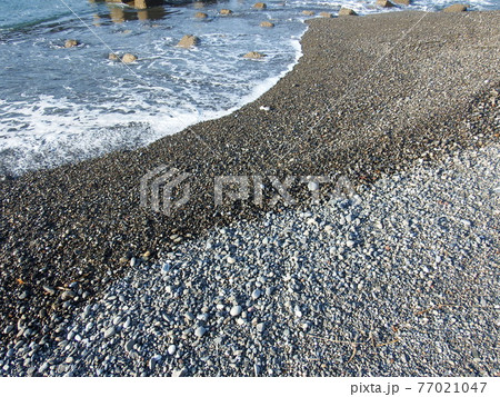 砂浜の波打ち際 77021047