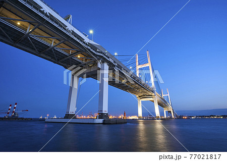大黒ふ頭より望むライトアップされた横浜ベイブリッジ 77021817