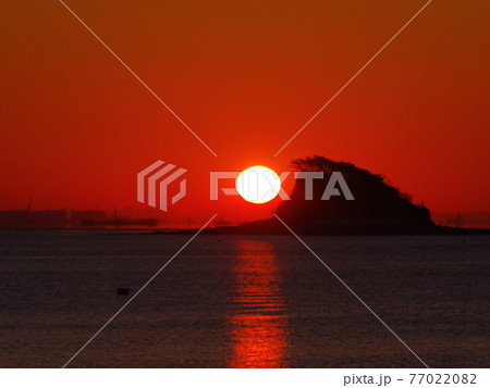 夕焼け 海 夕暮れ 77022082
