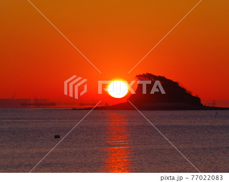 夕焼け 海 夕暮れ 77022083