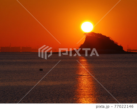 夕焼け 海 夕暮れ 77022146