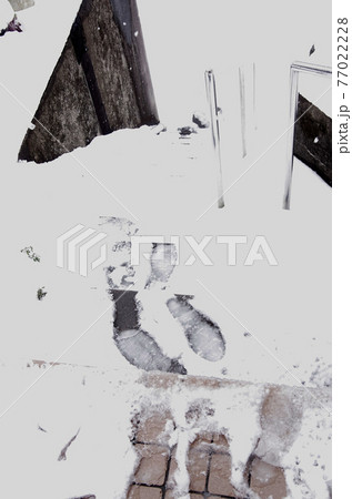 雪が積もった階段の足跡 77022228