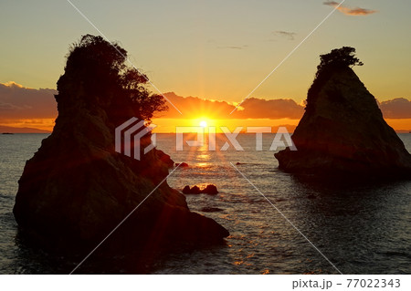 夕陽の雀島（南房総市） 77022343