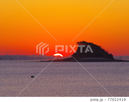 夕焼け 海 夕暮れ 77022419