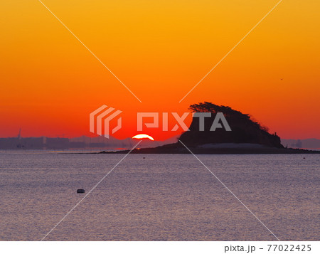 海岸 夕焼け 海 77022425