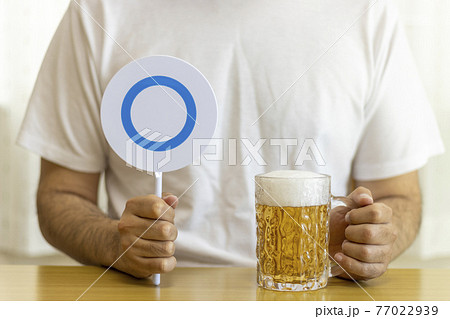 ビールを飲む男性と、trueサイン(30代、日本人) ビールを飲む男性と、trueサイン(30代、日本人) 77022939