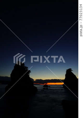 夕陽の雀島（南房総市） 77023134