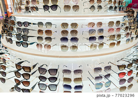 Sunglasses in the shop display shelves. 77023296