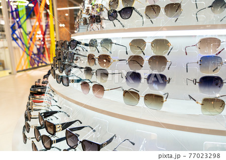 Sunglasses in the shop display shelves. 77023298