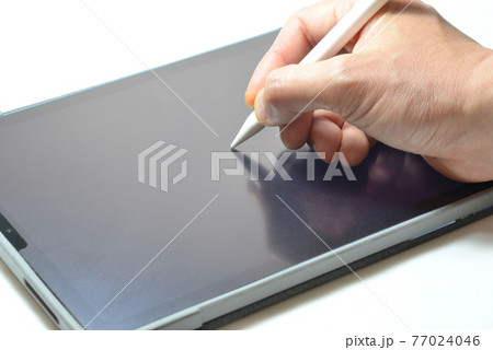 タブレットにタッチペンで書き込む手のアップ 77024046