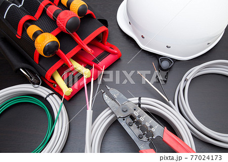 電気工事　電気工事用工具とケーブル 77024173