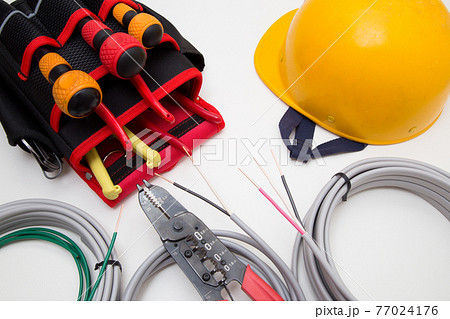 電気工事　電気工事用工具とケーブル 77024176