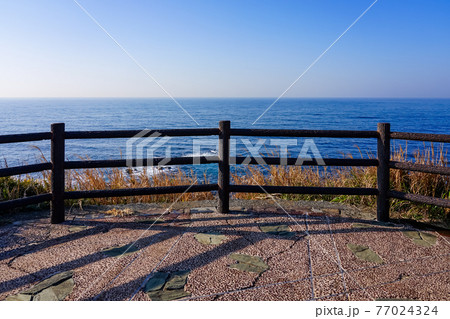 晴れ渡った神奈川県立城ヶ島公園、三浦半島南端から太平洋に飛び出した城ヶ島の海 晴れ渡った神奈川県立城ヶ島公園、三浦半島南端から太平洋に飛び出した城ヶ島の海 77024324