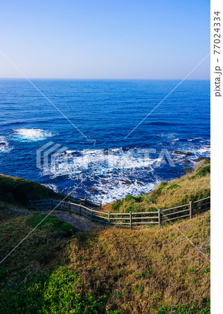 晴れ渡った神奈川県立城ヶ島公園、三浦半島南端から太平洋に飛び出した城ヶ島の海 晴れ渡った神奈川県立城ヶ島公園、三浦半島南端から太平洋に飛び出した城ヶ島の海 77024334