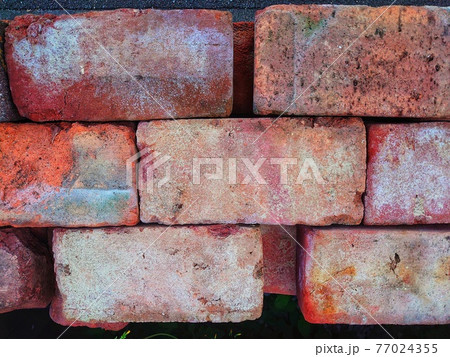 組み重ねられたレンガ 組み重ねられたレンガ 77024355