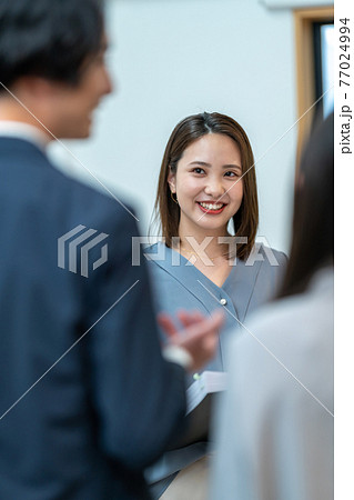 ビジネス 女性 会議 説明 ミーティング 3人 スタンディング ビジネス 女性 会議 説明 ミーティング 3人 スタンディング 77024994