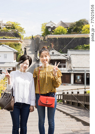 女子旅で酢屋の坂を背景に記念撮影をする若い女性と友達 【4月】 77025656