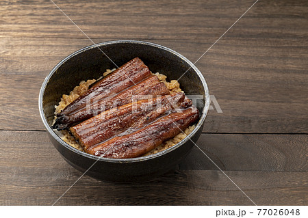 木目のテーブルに置いた黒椀のうな丼 木目のテーブルに置いた黒椀のうな丼 77026048