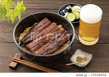 木目のテーブルに置いた黒椀のうな丼とビールと青紅葉 木目のテーブルに置いた黒椀のうな丼とビールと青紅葉 77026058