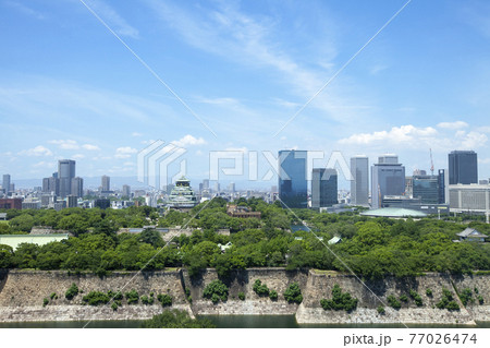 大阪城とビル群の夏風景 77026474