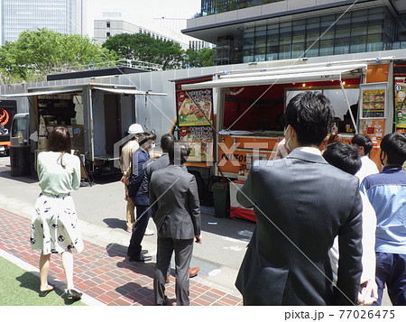 行列のできる大人気のキッチンカー　テクアウトランチ 77026475
