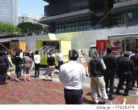行列のできる大人気のキッチンカー　テクアウトランチ 77026479