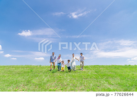 青空の下散歩する三世代家族 青空の下散歩する三世代家族 77026644