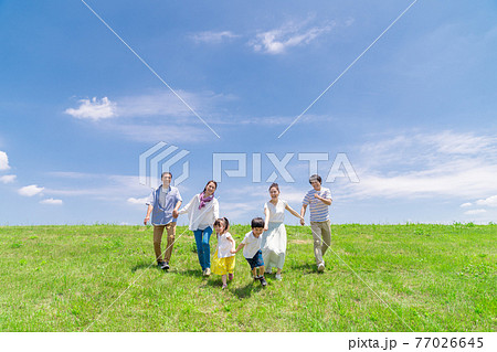 青空の下散歩する三世代家族 77026645