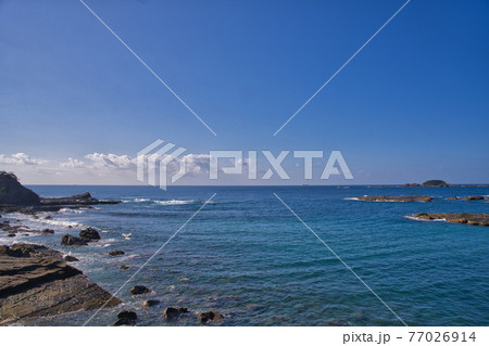 【和歌山県】11月・串本町の海岸通りからの眺め 77026914