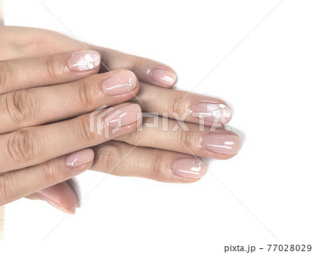 ジェルネイルをした手のアップ 77028029