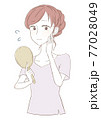 肌の悩みを抱えたそばかすの女性 77028049